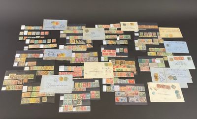 de nombreux types de timbres sont disposés sur une table