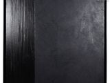 une photo en noir et blanc d'un tableau accroché à un mur blanc