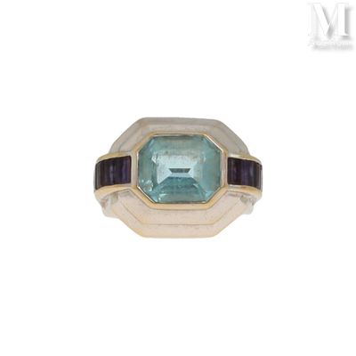 une image d'une bague avec une pierre en topaze bleue