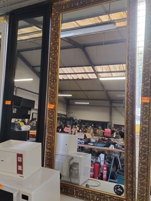 un grand miroir au milieu d'une pièce