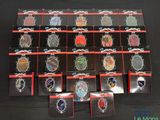 de nombreux badges posés sur une table noire