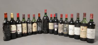 plusieurs bouteilles de vin sont alignées sur une table