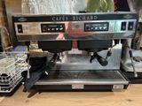 une machine à café posée sur une table