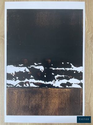 une image représentant une photo en noir et blanc d'un homme sur une planche de surf