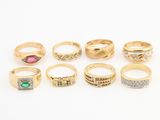un ensemble de sept bagues en or ornées de pierres de différentes couleurs