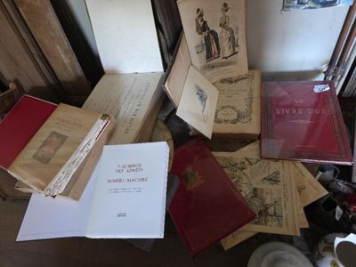 une pile de vieux livres posée par terre près d'une fenêtre