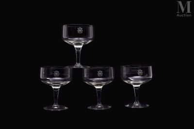 trois verres à vin vides empilés les uns sur les autres devant un fond noir