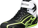 un gros plan sur une paire de chaussures noires et blanches sur fond blanc