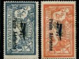 quatre timbres différents, de couleurs et de tailles variées, sur fond noir