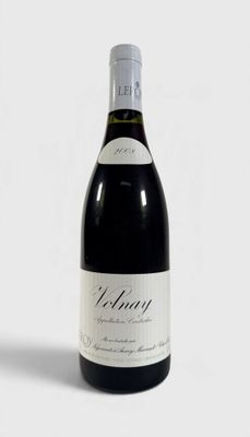 une bouteille de vin posée sur une table