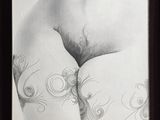 photographie en noir et blanc d'un homme portant un tatouage sur la poitrine