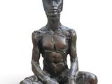 statue d'un homme assis en position du lotus sur un fond blanc