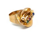 une image d'une bague en or ornée de pierres multicolores