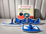 un balai-aspirateur bleu et blanc et un balai bleu et blanc posés sur une table