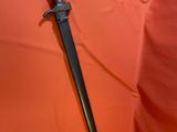 un couteau posé sur une feuille orange