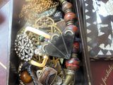 une boîte à bijoux posée sur une table, contenant un petit mot