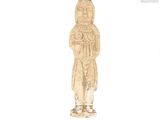 l'image d'une statue représentant une femme tenant un bébé dans ses bras
