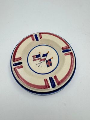 une assiette ornée d'un drapeau, posée sur une table blanche