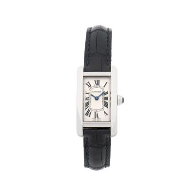 une image représentant une montre-bracelet argentée ornée de chiffres romains