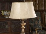 une table sur laquelle se trouvent un livre et une lampe