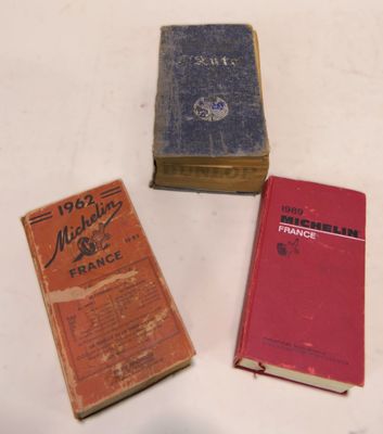 Deux guides Michelin de 1962 et 1989 et un guide de l’Auto d…