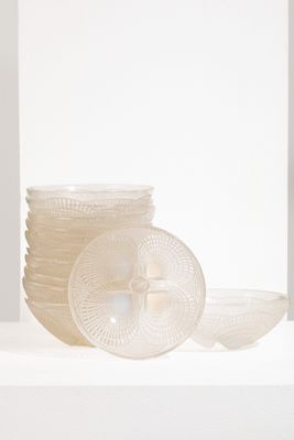 une pile de plats en verre sur une étagère, sur fond blanc