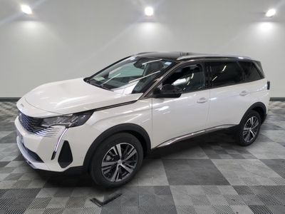 Le nouveau SUV Toyota C-HR est garé dans un showroom.