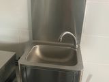 un seau bleu posé à côté d'un lavabo dans une salle de bains