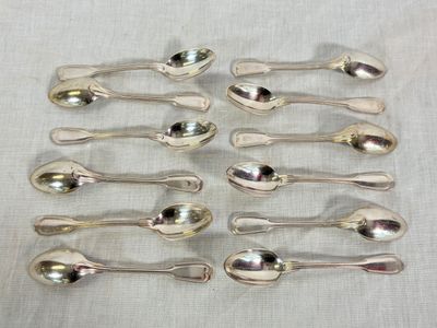 six spoons are arranged in a row on a table
