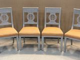 quatre chaises avec un revêtement jaune, un revêtement jaune, un revêtement jaune, un revêtement jaune, un revêtement jaune, un revêtement jaune, un revêtement jaune, un revêtement jaune