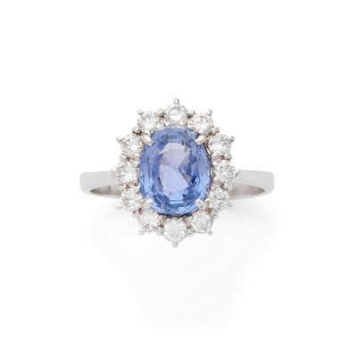 une bague à grappes de saphirs et de diamants