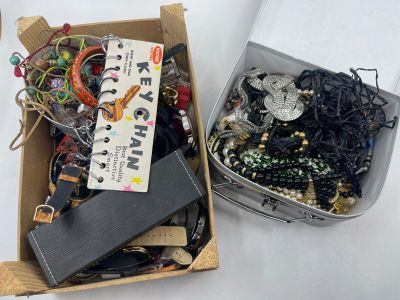 Lot de bijoux fantaisie.