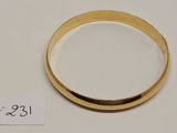 gros plan d'une bague en or portant une étiquette de prix