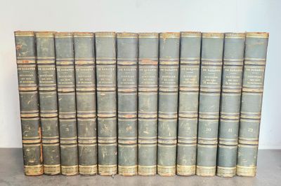 plusieurs vieux livres sont alignés sur une table