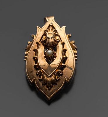 un pendentif en or sur lequel figure l'image d'une femme