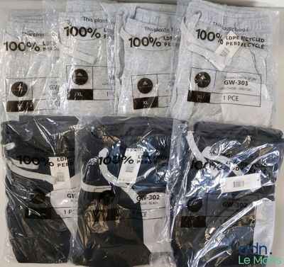 quatre sachets de sous-vêtements pour hommes sont emballés dans du plastique
