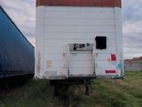 deux camions garés l'un à côté de l'autre dans l'herbe