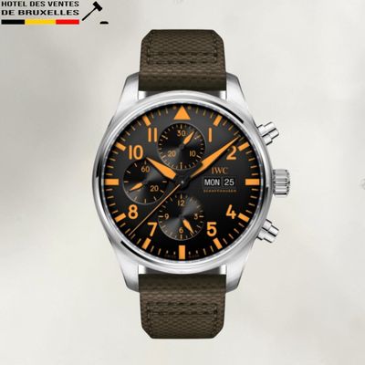 une photo d'une montre avec un bracelet marron et un cadran noir