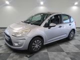 la petite voiture argentée est garée sur un carrelage à carreaux