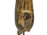 statue représentant une main tenant un morceau de bois, posée sur un socle en métal