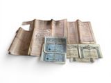 une photo montrant une pile de vieux papiers posée sur une table
