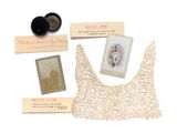 une photo d'un haut de soutien-gorge pour femme et d'autres articles