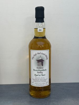 deux bouteilles de whisky posées côte à côte sur un plan de travail