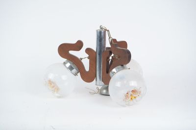 Lustre à trois feux en bois et verre de Murano.