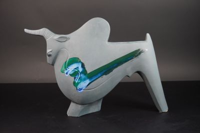 Travail moderne. Taureau stylisé en céramique moulé émaillé.