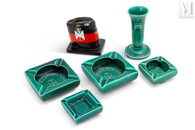 quatre cendriers verts posés sur une surface blanche