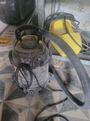 un aspirateur posé sur le sol à côté d'autres objets