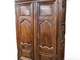 une vieille armoire en bois à deux portes et deux tiroirs