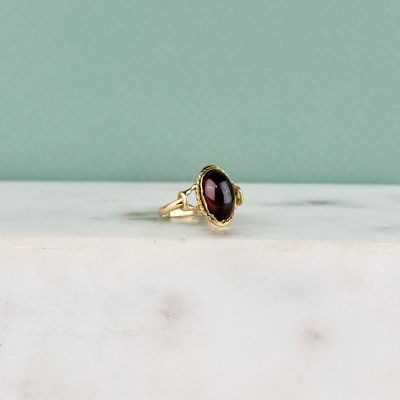 une image représentant une bague sertie d'une garnétite