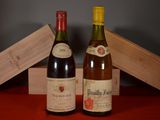 deux bouteilles de vin posées l'une à côté de l'autre sur une table